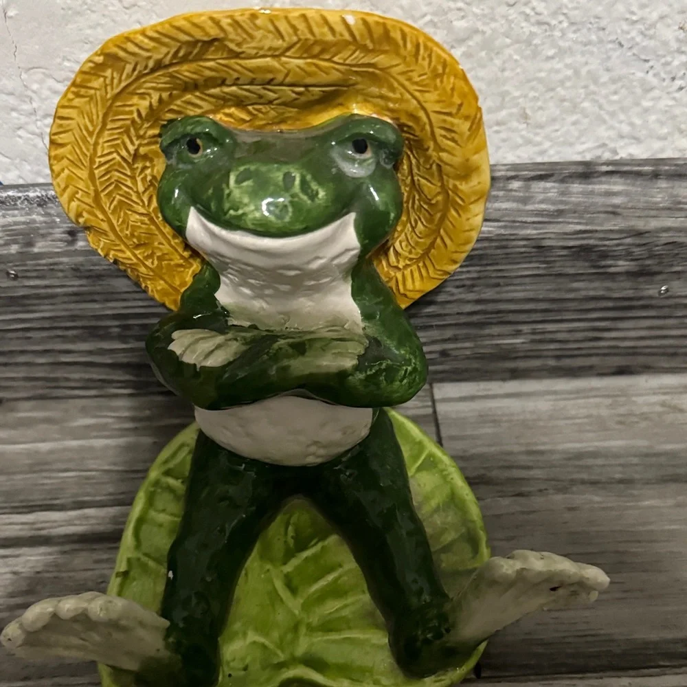 Green Frog Figurine with Straw Hat for Reptile Habitats